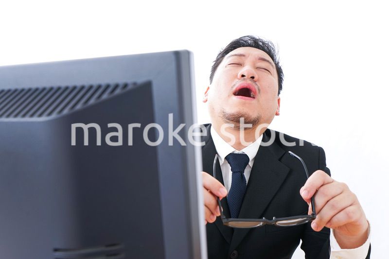 疲労を感じるビジネスパーソン