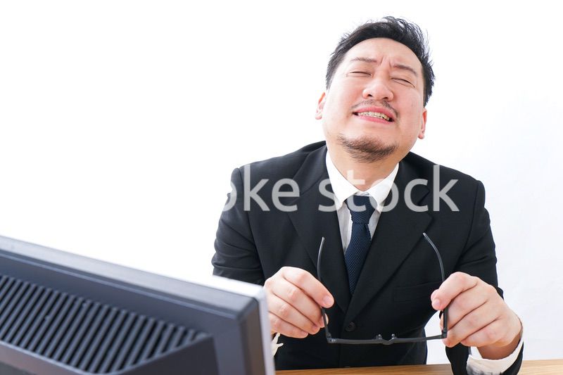 疲労を感じるビジネスパーソン