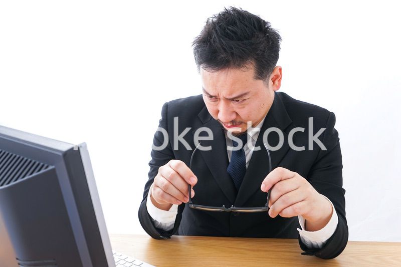 疲労を感じるビジネスパーソン