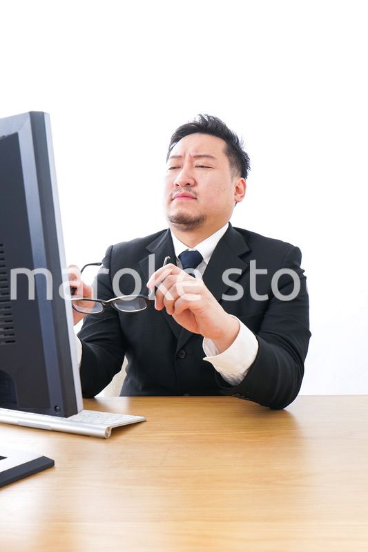 疲労を感じるビジネスパーソン