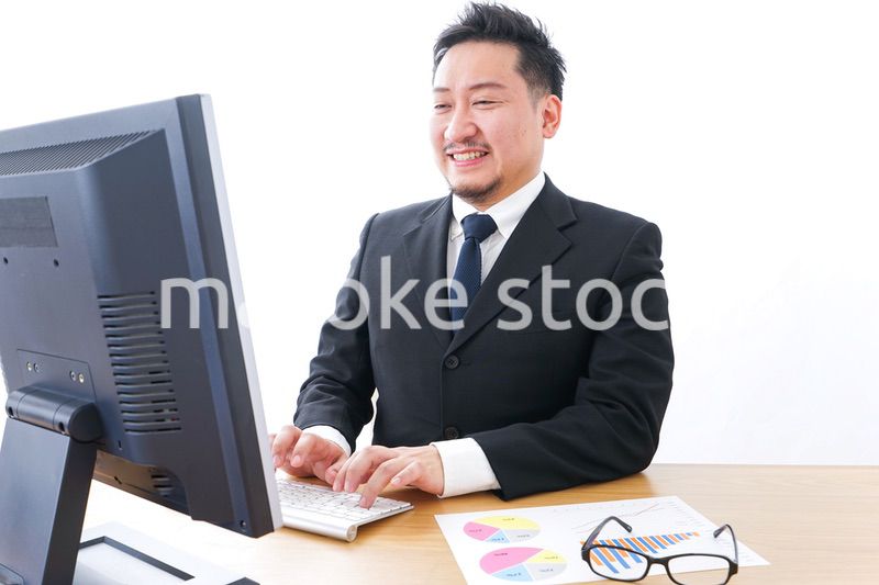 デスクワークをするビジネスパーソン