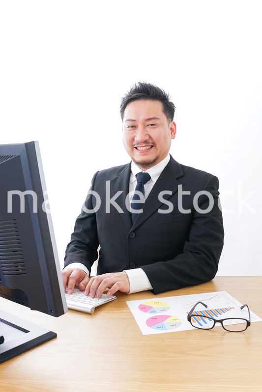 楽しく仕事をするビジネスマン