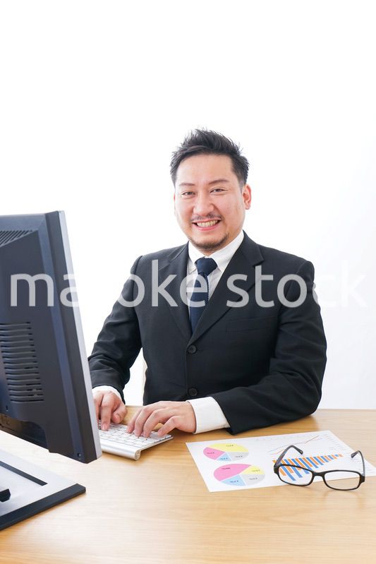 楽しく仕事をするビジネスマン