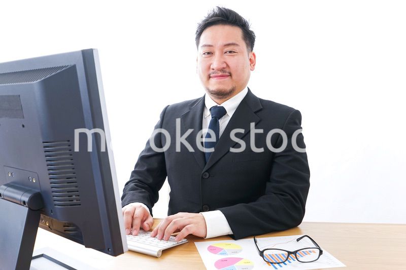 デスクワークをするビジネスパーソン