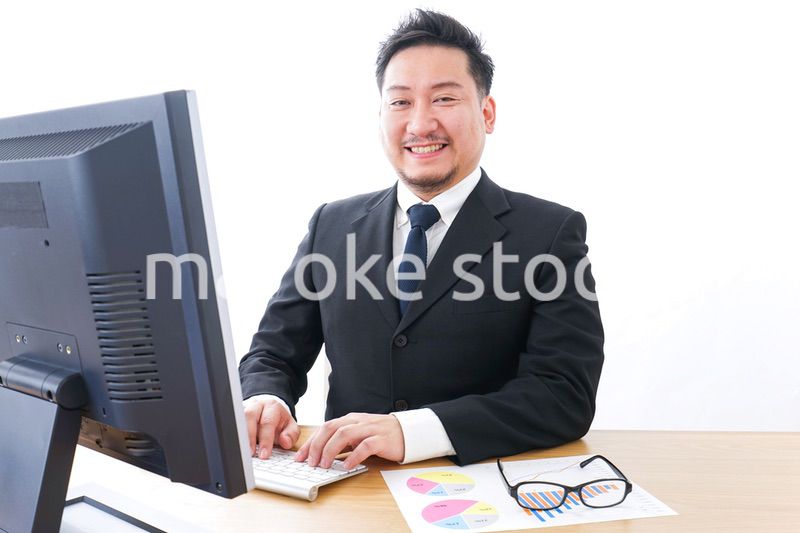 デスクワークをするビジネスパーソン