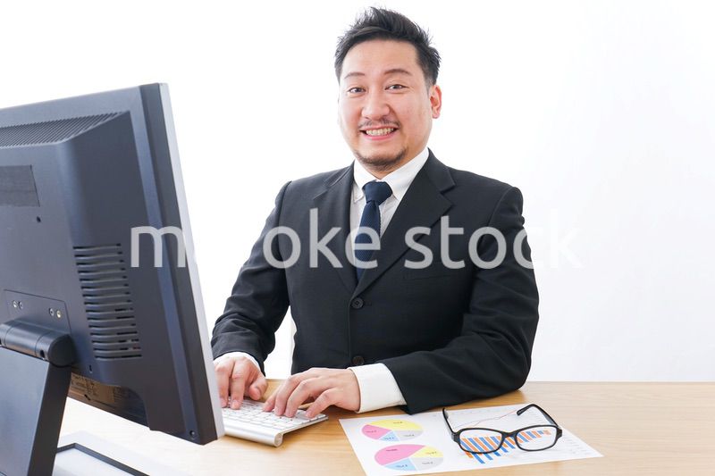 楽しく仕事をするビジネスマン