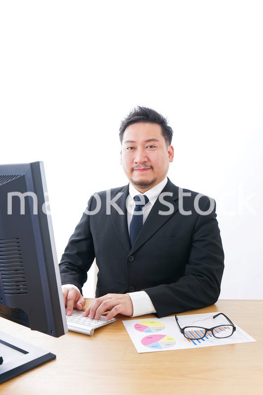 楽しく仕事をするビジネスマン