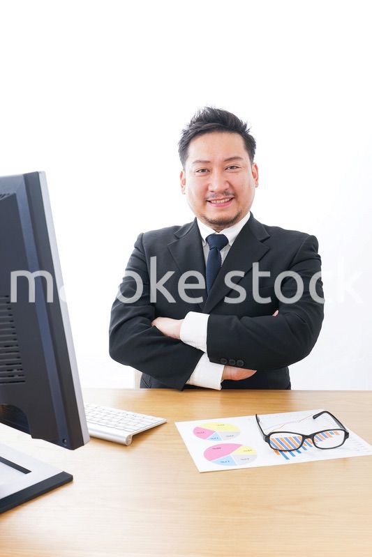 楽しく仕事をするビジネスマン