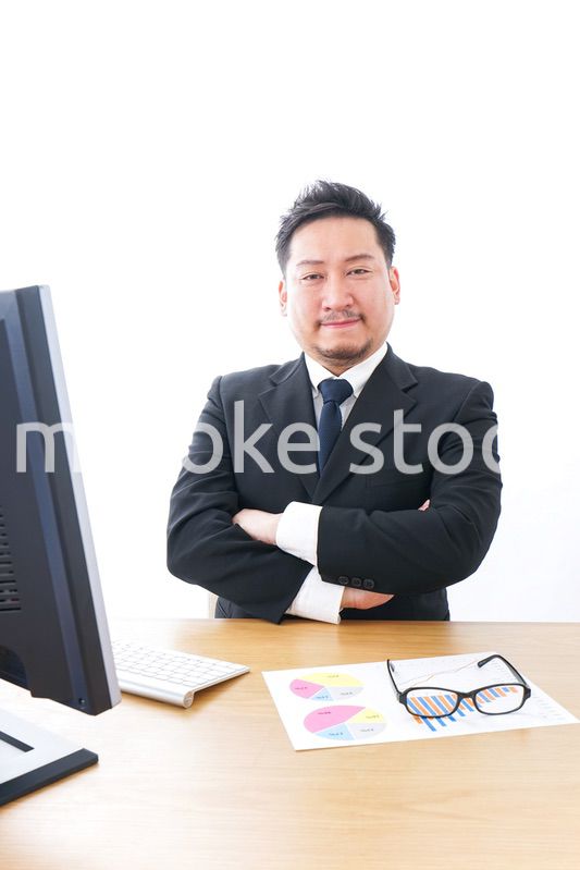 デスクワークをするビジネスパーソン