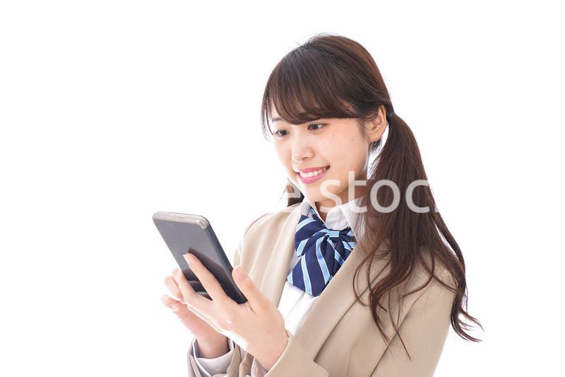 スマホアプリを使う制服姿の学生