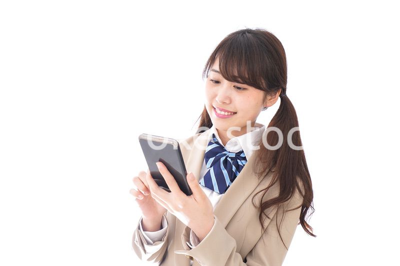 スマホアプリを使う制服姿の学生