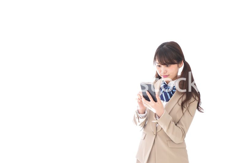 スマホアプリを使う制服姿の学生