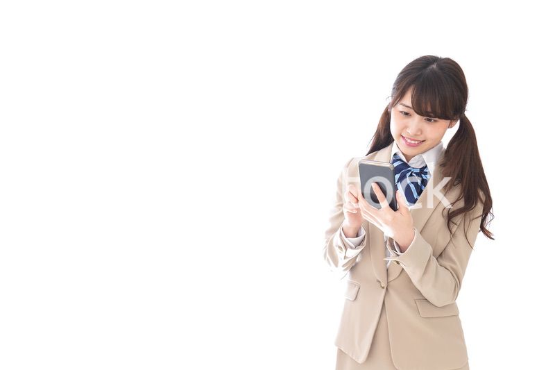 スマホアプリを使う制服姿の学生