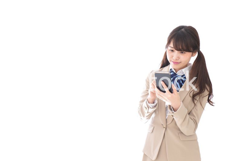 スマホアプリを使う制服姿の学生