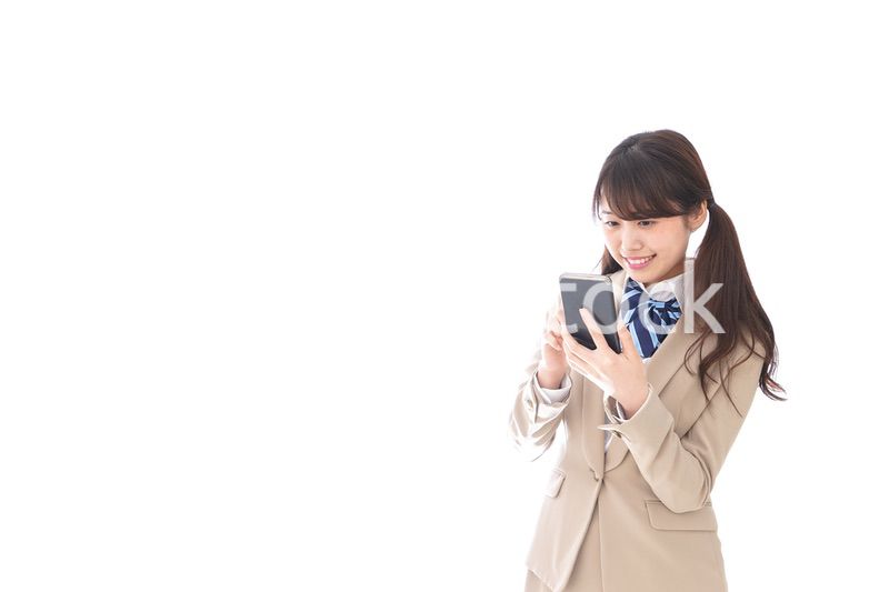 スマホアプリを使う制服姿の学生
