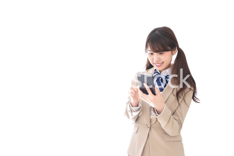 スマホアプリを使う制服姿の学生