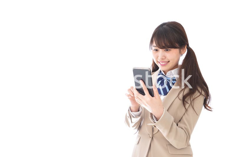 スマホアプリを使う制服姿の学生