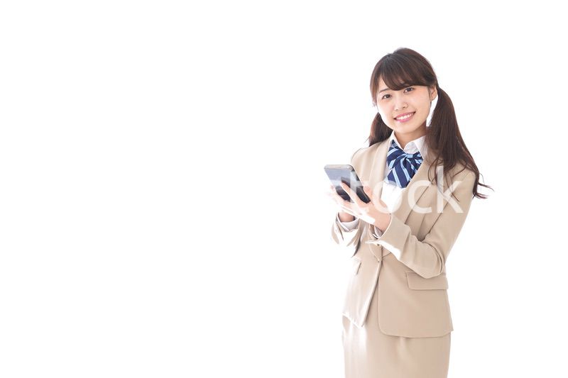 スマホアプリを使う制服姿の学生