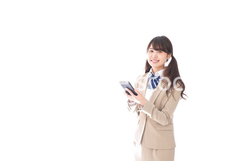 スマホアプリを使う制服姿の学生