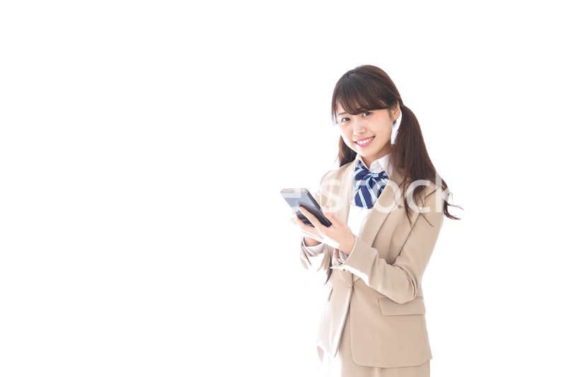 スマホアプリを使う制服姿の学生