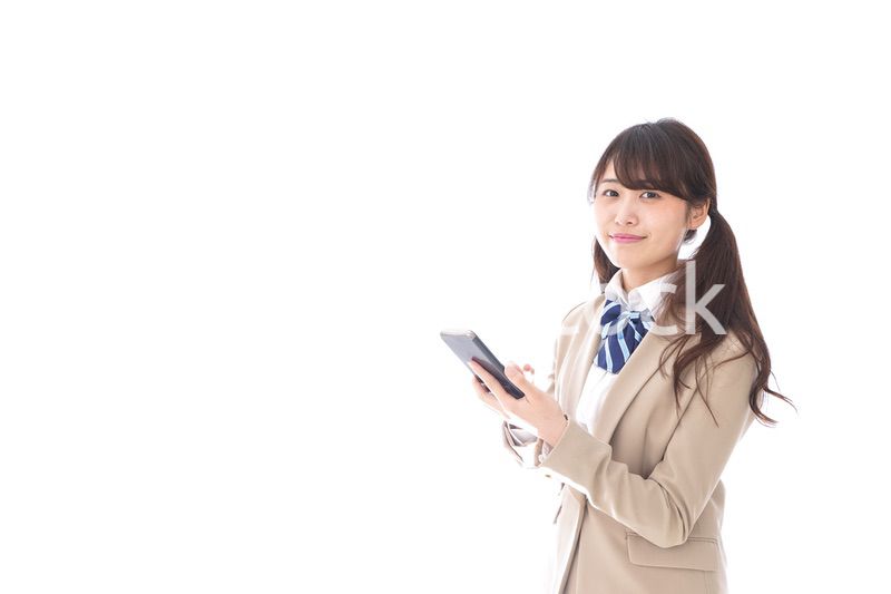 スマホアプリを使う制服姿の学生