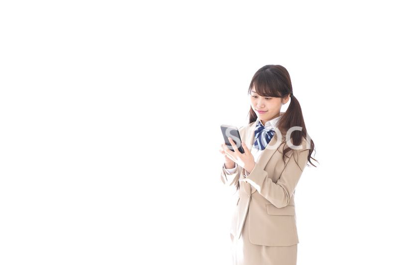 スマホアプリを使う制服姿の学生