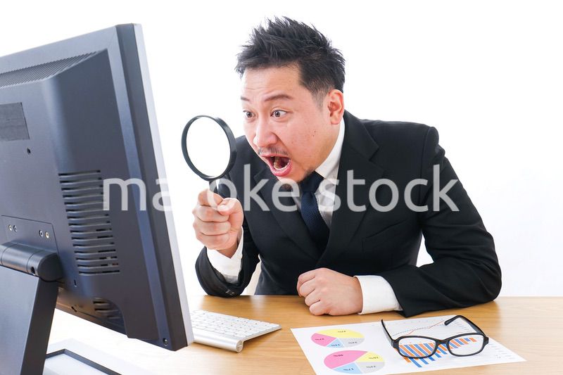 調査をするビジネスマン