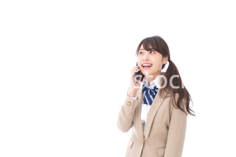 電話をする学生