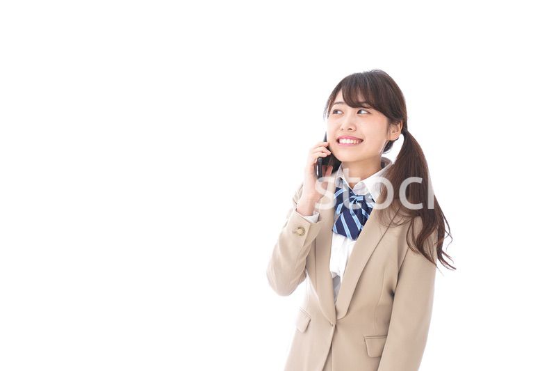 電話をする学生