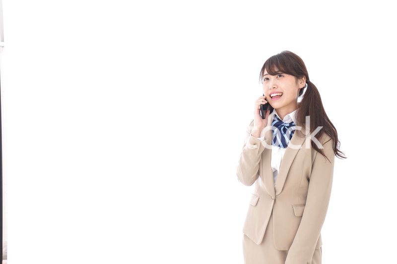 電話をする学生