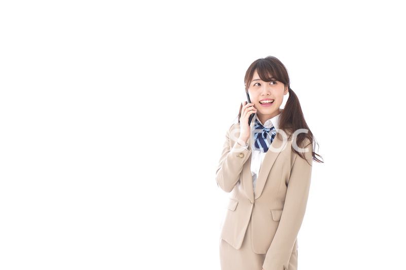 電話をする学生