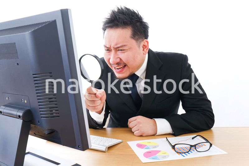 調査をするビジネスマン