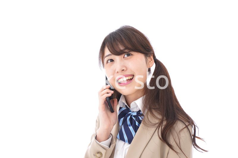電話をする学生