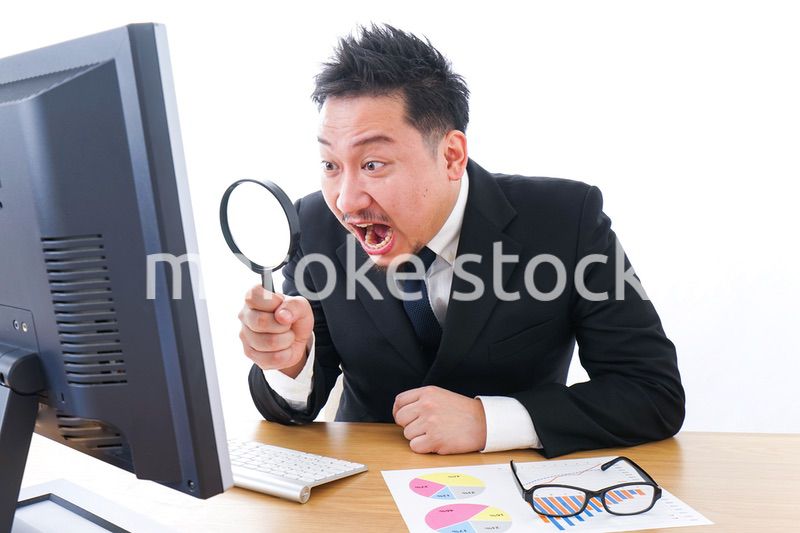 調査するビジネスパーソン