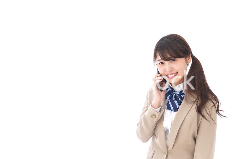 電話をする学生