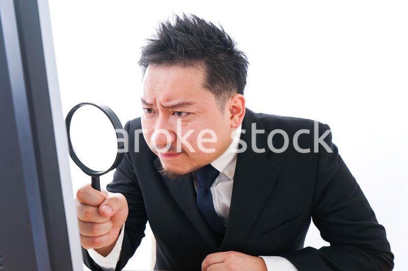 調査をするビジネスマン