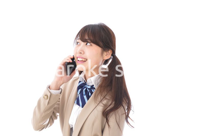 電話をする学生