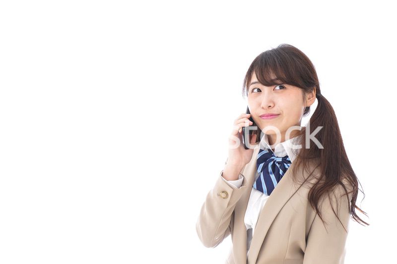 電話をする学生