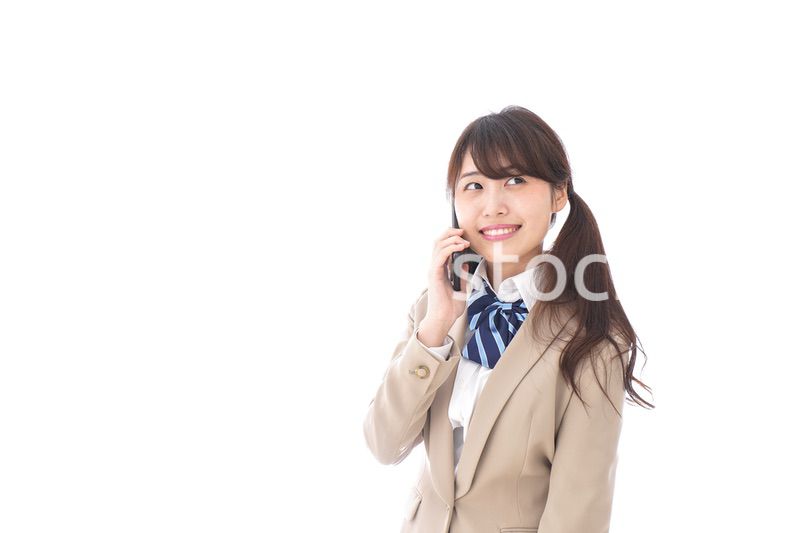 電話をする学生