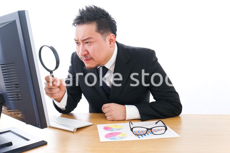 調査をするビジネスマン