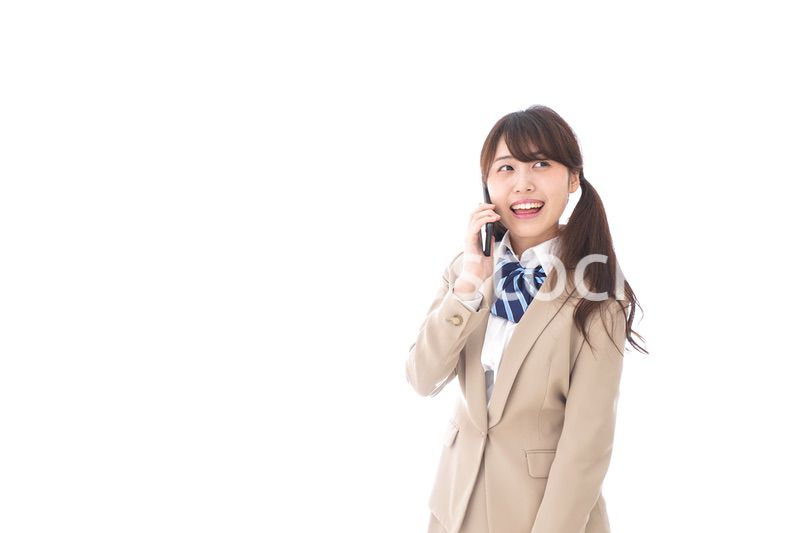 電話をする学生