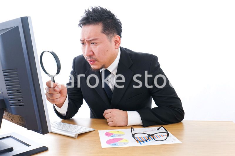 調査するビジネスパーソン