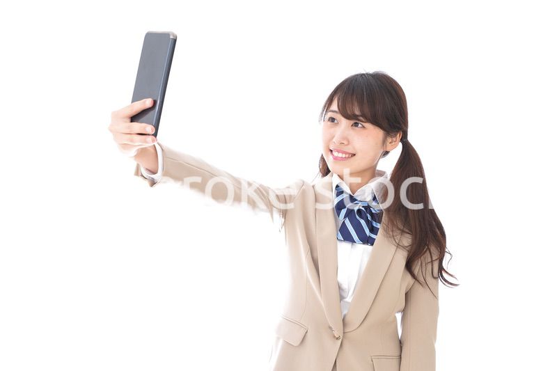自撮りをする制服姿の学生