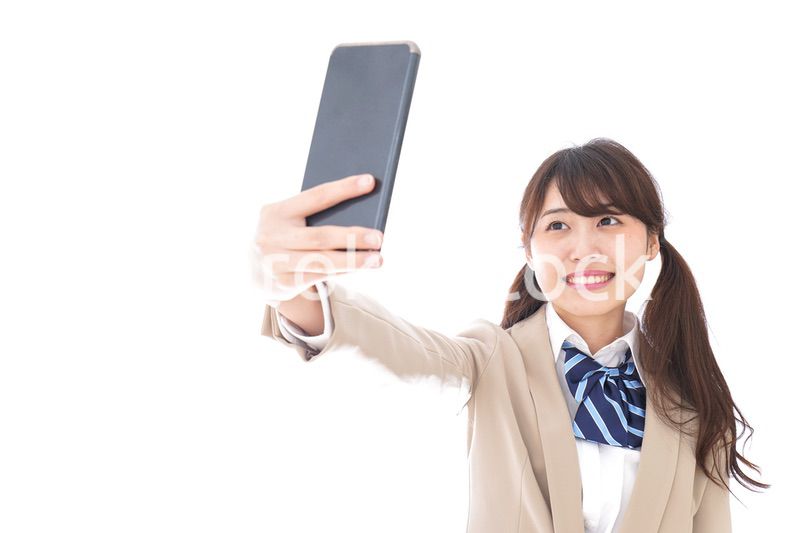 自撮りをする制服姿の学生