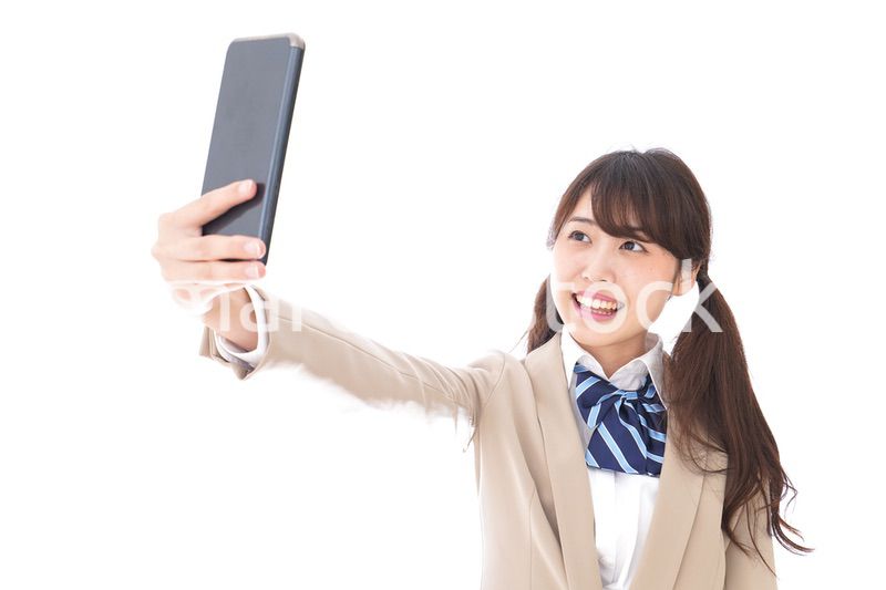 自撮りをする制服姿の学生