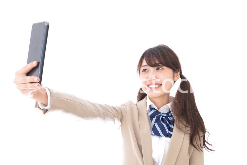 自撮りをする制服姿の学生