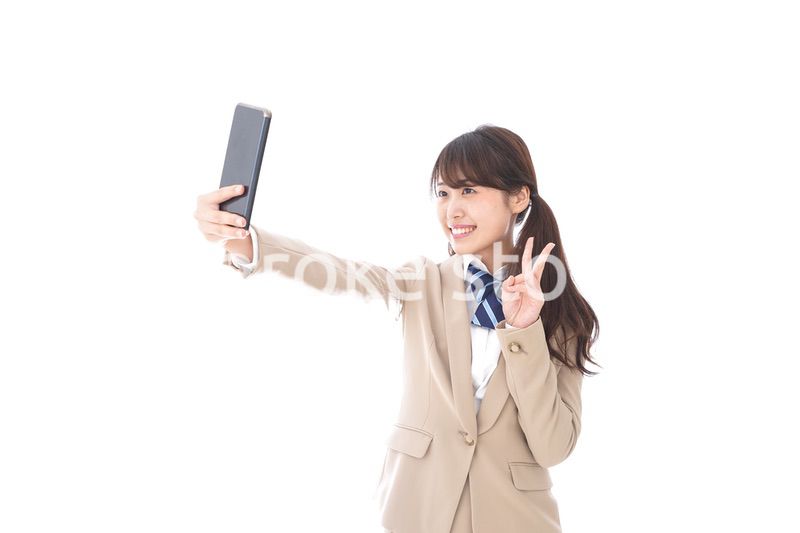 自撮りをする制服姿の学生