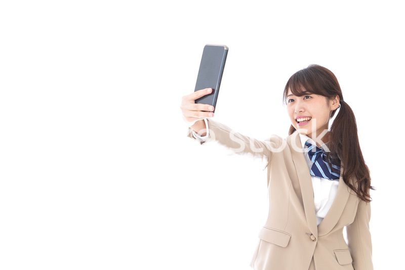 自撮りをする制服姿の学生