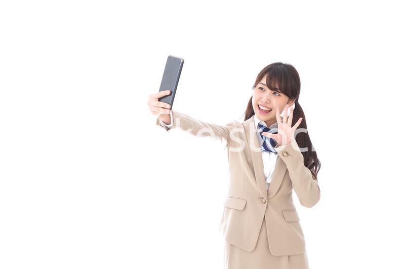 自撮りをする制服姿の学生