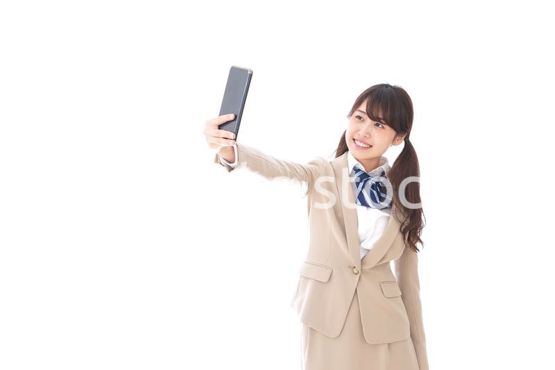 自撮りをする制服姿の学生